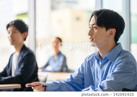 一位年輕人正在聽講座 142091420
