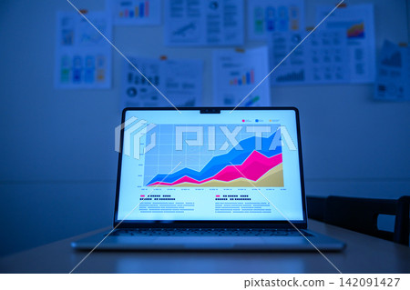 筆記型電腦螢幕上顯示的是企業銷售成長圖表。 142091427