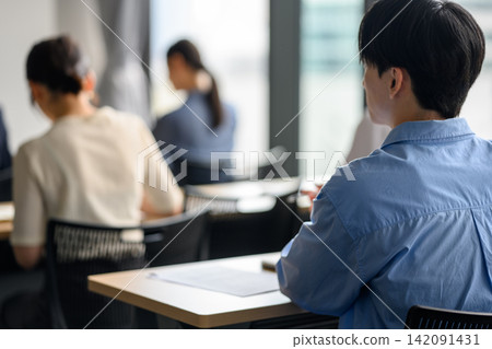 學員們在培訓課程中充滿期待 142091431