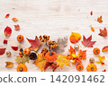 Fallen leaves and an orange pumpkin frame 142091462
