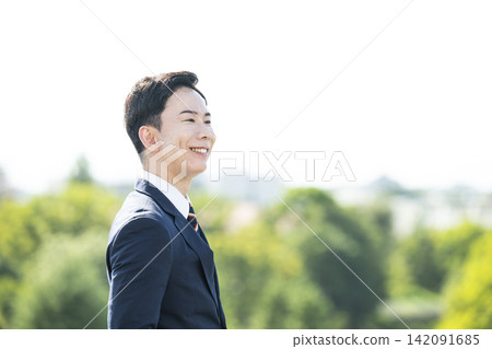 smiling businessman smiling businessman 142091685