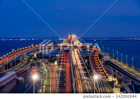 東京灣、海螢PA(停車場)、木更津方向、夜景 東京灣、海螢PA(停車場)、木更津方向、夜景 142092844