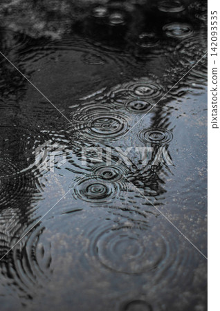 雨水打在屋頂上 雨水打在屋頂上 142093535