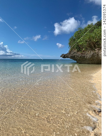 白色沙子海灘和藍色海 白色沙子海灘和藍色海 142095374