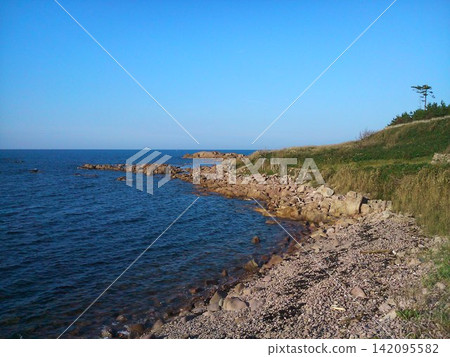 嶙峋的海岸與蔚藍的大海形成鮮明對比 142095582