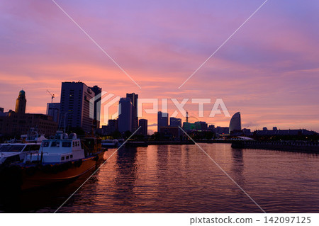 Yokohama Minato Mirai bathed in the sunset light Yokohama Minato Mirai bathed in the sunset light 142097125