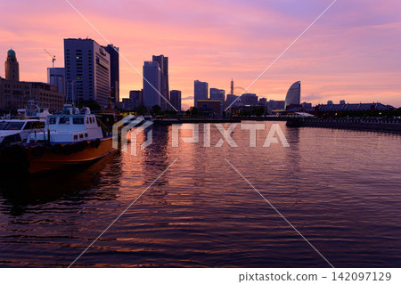 Yokohama Minato Mirai bathed in the sunset light Yokohama Minato Mirai bathed in the sunset light 142097129