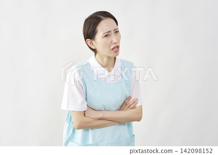 白色背景上的憤怒女護理員 142098152