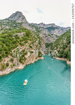 Tourists enjoying turquoise waters of the Verdon River in France 142099767