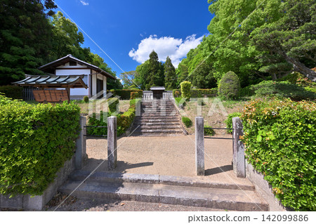 Emperor Sudō's Yashima Mausoleum (Yashima-cho, Nara City, Nara Prefecture) Emperor Sudō's Yashima Mausoleum (Yashima-cho, Nara City, Nara Prefecture) 142099886