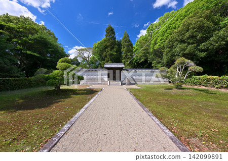 Emperor Sudō's Yashima Mausoleum (Yashima-cho, Nara City, Nara Prefecture) Emperor Sudō's Yashima Mausoleum (Yashima-cho, Nara City, Nara Prefecture) 142099891