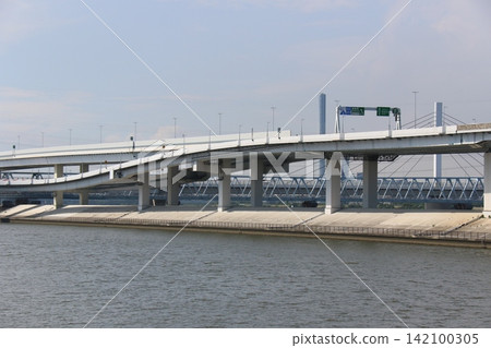 The elevated highway of the Metropolitan Expressway runs along the banks of the Arakawa and Nakagawa rivers. The elevated highway of the Metropolitan Expressway runs along the banks of the Arakawa and Nakagawa rivers. 142100305