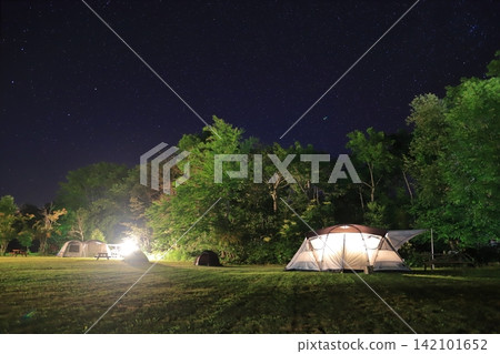 夜晚繁星點點的露營地 夜晚繁星點點的露營地 142101652