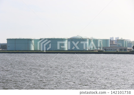 ENEOS Ichikawa石油庫的油罐矗立在水邊。 ENEOS Ichikawa石油庫的油罐矗立在水邊。 142101738