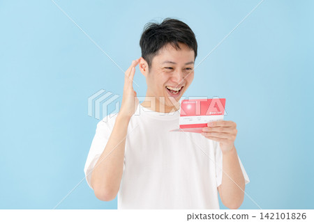 一個很高興看到存摺的人 一個很高興看到存摺的人 142101826
