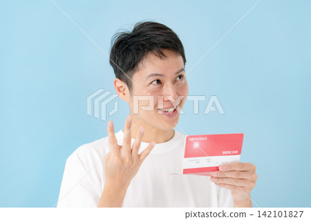 一個很高興看到存摺的人 一個很高興看到存摺的人 142101827