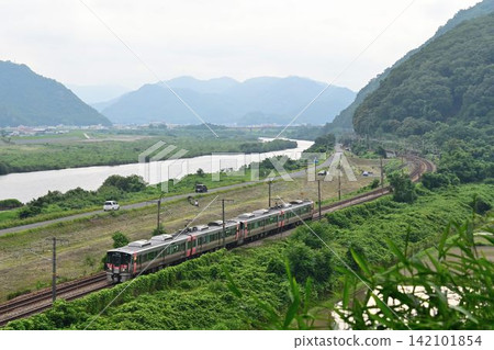 A new train speeds along the Sanyo Line with the Yoshii River, a major river in Okayama Prefecture, as its backdrop. A new train speeds along the Sanyo Line with the Yoshii River, a major river in Okayama Prefecture, as its backdrop. 142101854