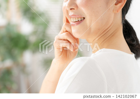 女人的嘴，微笑。 142102067