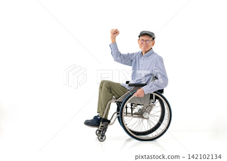 坐輪椅的老年男子，全身照，勝利姿勢 142102134