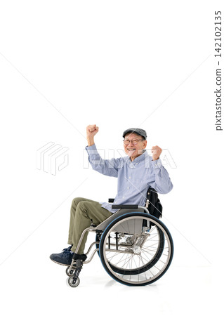 坐輪椅的老年男子，全身照，勝利姿勢 142102135