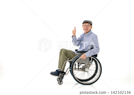 輪椅使用者,老年男性,全身照,豎起大拇指。 輪椅使用者,老年男性,全身照,豎起大拇指。 142102136