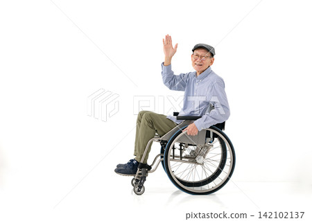 輪椅使用者，老年男性，全身 142102137