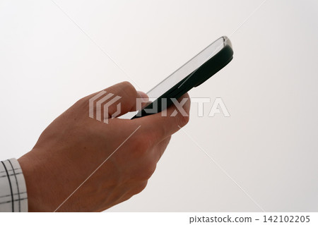 一個操作智能手機的人 142102205