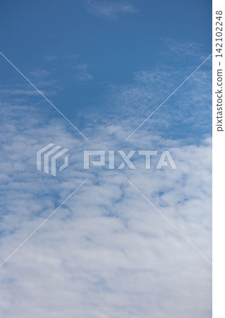 夏天的天空和雲 142102248