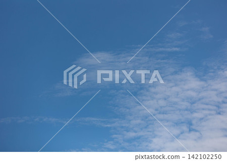 夏天的天空和雲 夏天的天空和雲 142102250