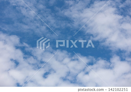 夏天的天空和雲 142102251