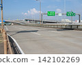 高屋路口前的道路景色與標誌 142102269