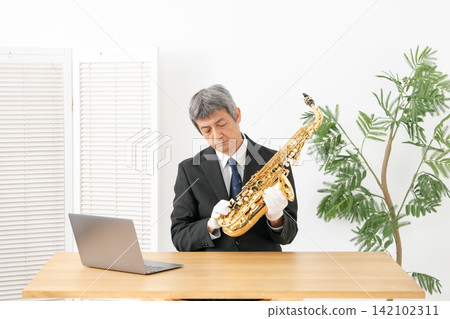 Appraisal, repair, saxophone, male Appraisal, repair, saxophone, male 142102311
