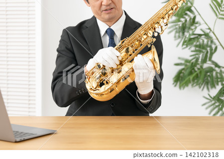 估價、維修、薩克斯風、男性、手 142102318