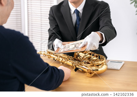 估價、薩克斯風、男性、金錢 142102336