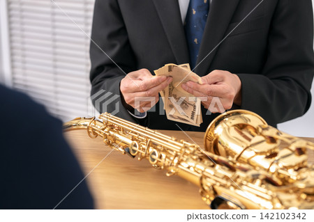 Appraisal, saxophone, male, money Appraisal, saxophone, male, money 142102342