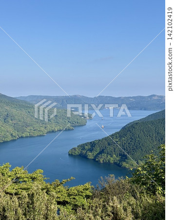 從長野縣和琴半島的觀景台上可以欣賞到深秋的全景。 從長野縣和琴半島的觀景台上可以欣賞到深秋的全景。 142102419