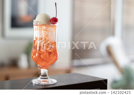 Sunset-colored cream soda Sunset-colored cream soda 142102425