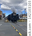 一輛蒸汽機車（SL）在藍天下的鐵軌上行駛。 142103103