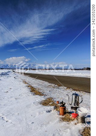 Enjoy a spectacular outdoor coffee break amidst the snow-capped Hidaka Mountains and the clear blue skies of the Tokachi Plain in winter. Enjoy a spectacular outdoor coffee break amidst the snow-capped Hidaka Mountains and the clear blue skies of the Tokachi Plain in winter. 142103200