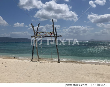 沖繩縣伊江島的海岸風光十分美麗,碧綠的海水和潔白的沙灘令人心曠神怡。 沖繩縣伊江島的海岸風光十分美麗,碧綠的海水和潔白的沙灘令人心曠神怡。 142103649