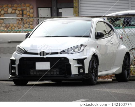 汽車停在停車場 汽車停在停車場 142103774