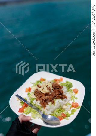以蔚藍大海為背景的沖繩玉米餅飯。 以蔚藍大海為背景的沖繩玉米餅飯。 142104370