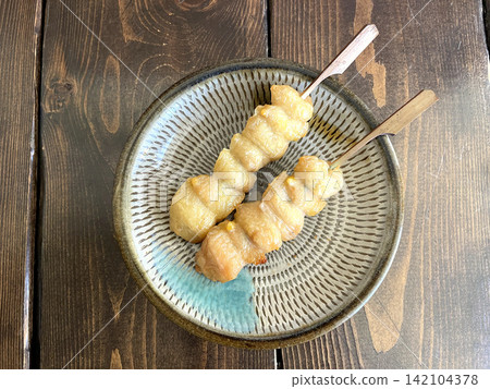 Grilled chicken skewers (bonjiri), salt-grilled, served on celadon-colored Japanese tableware. Grilled chicken skewers (bonjiri), salt-grilled, served on celadon-colored Japanese tableware. 142104378