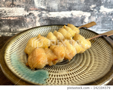 烤雞肉串(だばり),用鹽烤製,盛於青瓷色日式餐具中。 烤雞肉串(だばり),用鹽烤製,盛於青瓷色日式餐具中。 142104379