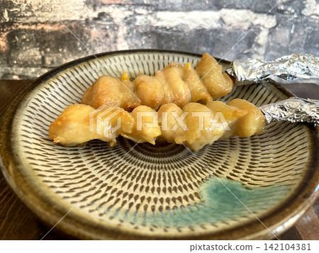 烤雞肉串(だばり),用鹽烤製,盛於青瓷色日式餐具中。 烤雞肉串(だばり),用鹽烤製,盛於青瓷色日式餐具中。 142104381