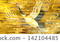 奢華的日式背景，兩隻仙鶴在金箔和吉祥圖案的襯托下翱翔。 142104485