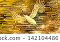 奢華的日式背景，兩隻仙鶴在金箔和吉祥圖案的襯托下翱翔。 142104486