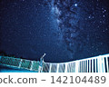 一個人伸手去夠星空和銀河。 142104489