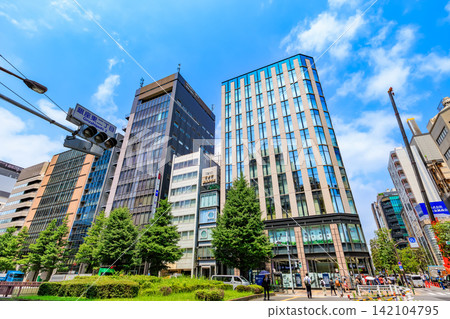 東京中央區昭和通大道銀座東二丁目交叉口附近的城市景觀。 東京中央區昭和通大道銀座東二丁目交叉口附近的城市景觀。 142104795