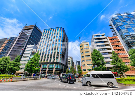 東京中央區昭和通大道銀座東二丁目交叉口附近的城市景觀。 東京中央區昭和通大道銀座東二丁目交叉口附近的城市景觀。 142104798